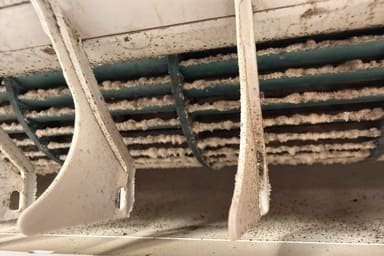 Intérieur de climatisation - Examiner avec une lampe